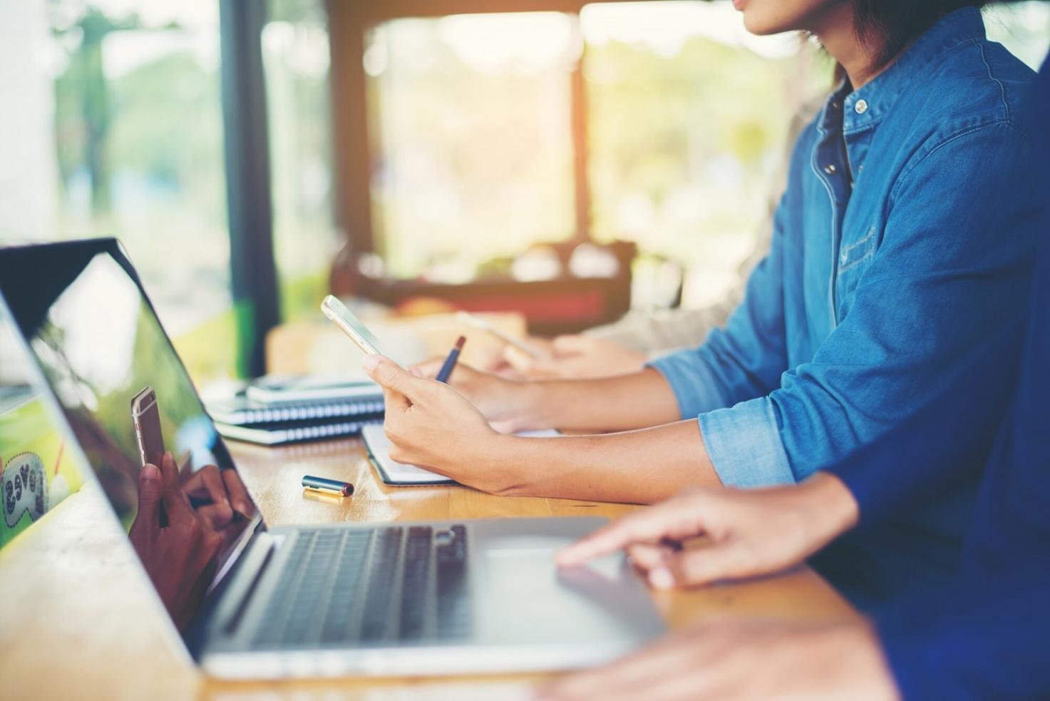 Рабочий процесс создания контента для социальных сетей в офисе агентства